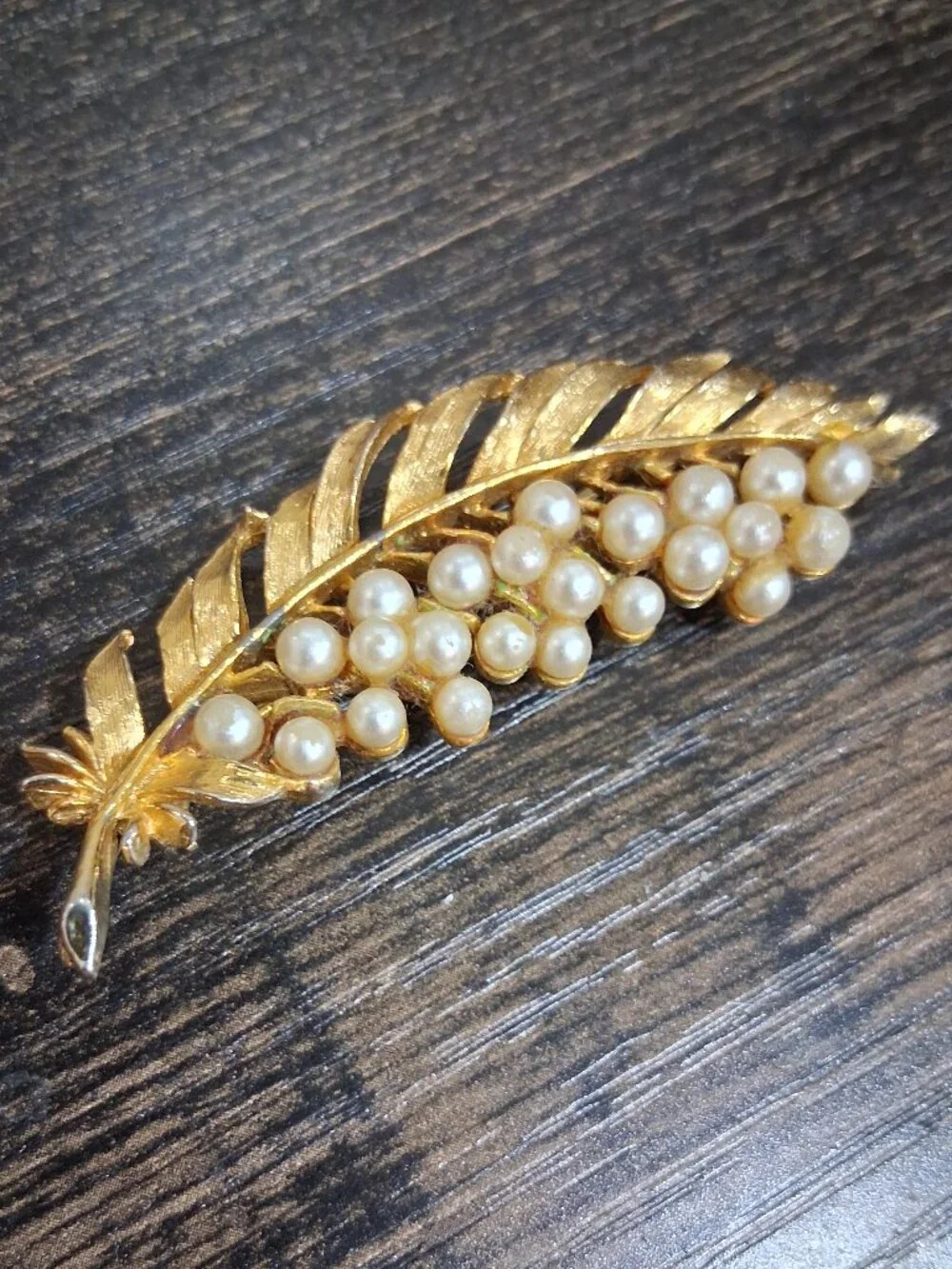 Mid-Century Vintage ART signed Faux Pearl Gold Tone Feather Brooch pin